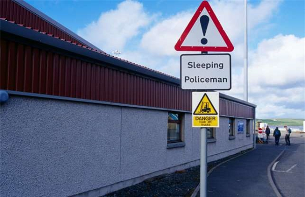 Biển báo hài hước khiến người đọc hoang mang: “Cảnh sát ngủ quên. Nguy hiểm".