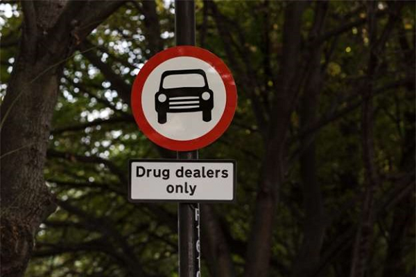 Tài xế cũng sẽ phải "quay xe" khi thấy biển báo đáng sợ này: "Đường chỉ dành cho những đối tượng buôn ma túy".