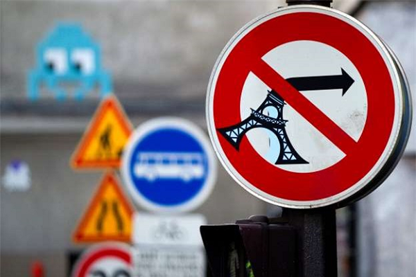 Ai đó đã chỉnh sửa chiếc biển báo này để người xem không biết là "Cấm rẽ phải" hay "Cấm trèo lên đỉnh tháp Eiffel và rẽ phải".