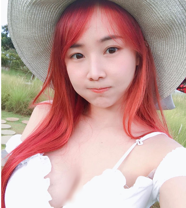 Dù luôn được khen ngợi vóc dáng quyến rũ của mình, thế nhưng Munkawchaos cũng nhận về rất nhiều chỉ trích bởi luôn dùng cách khoe da thịt và vận dụng chiêu trò để nổi tiếng.