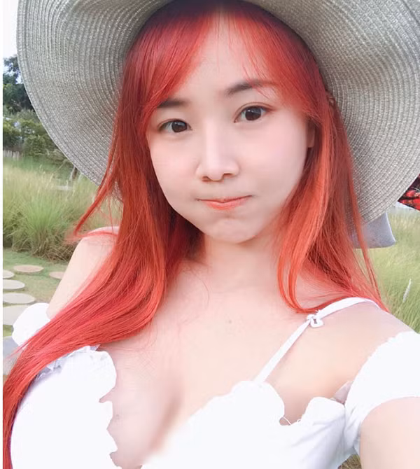 Dù luôn được khen ngợi vóc dáng quyến rũ của mình, thế nhưng Munkawchaos cũng nhận về rất nhiều chỉ trích bởi luôn dùng cách khoe da thịt và vận dụng chiêu trò để nổi tiếng.