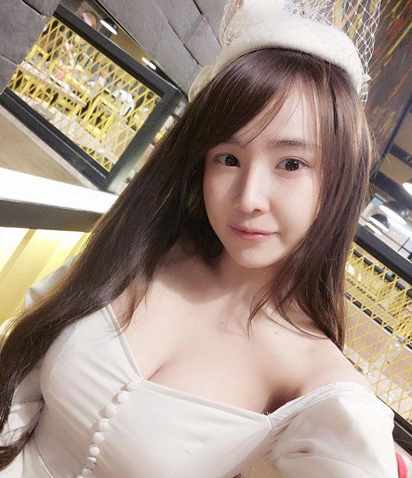 Tuy nhiên, sự nổi tiếng thường đi kèm với tai tiếng, nữ game thủ người Thái Lan nổi tiếng với rất nhiều vụ bê bối khiến cộng đồng game thủ nhức nhối.