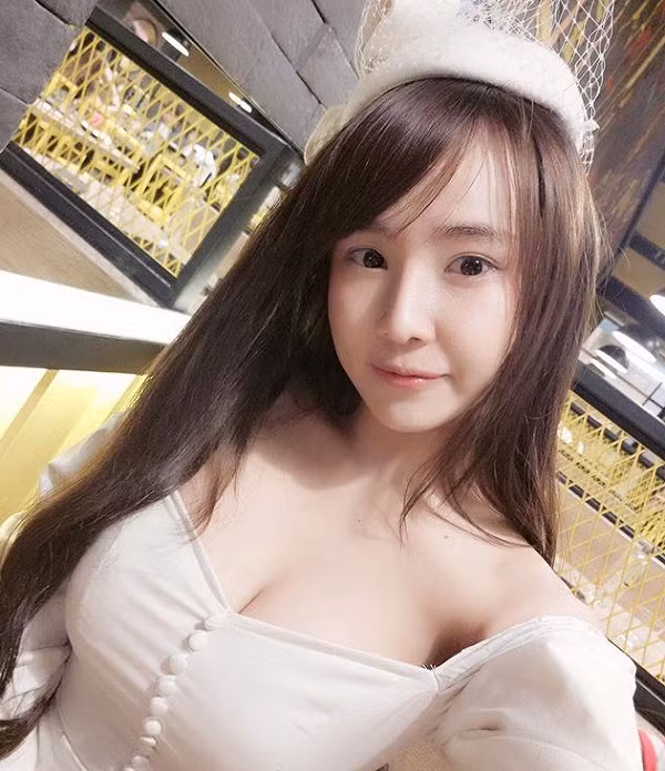 Tuy nhiên, sự nổi tiếng thường đi kèm với tai tiếng, nữ game thủ người Thái Lan nổi tiếng với rất nhiều vụ bê bối khiến cộng đồng game thủ nhức nhối.