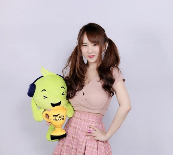 Không những vậy, cô nàng còn liên tục khoe những thành tích của mình trên mạng xã hội.