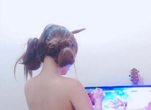 Một nữ game thủ nude để chơi game trong phòng riêng của mình và tự tay đăng tải những bức hình này lên mạng xã hội để thu hút sự chú ý khiến cộng đồng mạng vô cùng sốc.