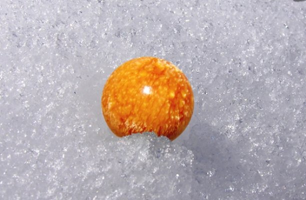 Ngọc trai Melo là một loại ngọc phi xà cừ, được tạo ra tương tự như quá trình tạo ngọc trai, tuy nhiên đó là quá trình kết thạch đá vôi tự nhiên khi có vật lạ xâm nhập vào trong ốc biển.