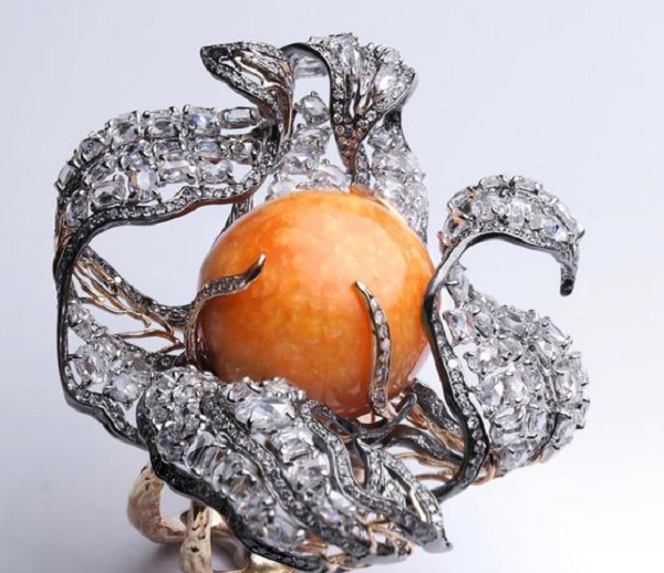 Ngọc trai Melo có màu từ cam, đến vàng sậm hoặc nâu. Trong đó, màu cam là màu đắt nhất với tỉ lệ xuất hiện chỉ khoảng 1 trên vài nghìn.