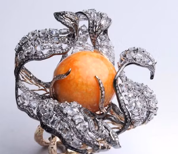 Ngọc trai Melo có màu từ cam, đến vàng sậm hoặc nâu. Trong đó, màu cam là màu đắt nhất với tỉ lệ xuất hiện chỉ khoảng 1 trên vài nghìn.