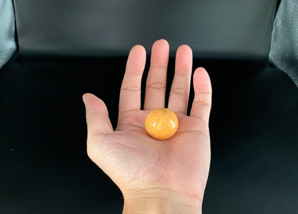 Ngọc trai Melo khá mềm, ngọc chỉ có độ cứng 19 - 21 so với độ cứng kim cương là 100. Với độ mềm như vậy thì móng tay cạo cũng có thể gây trầy xước, bào mòn hay vỡ. Người sở hữu ngọc ốc đều phải giữ gìn cẩn thận hơn so với phần lớn các loại ngọc trai khác.