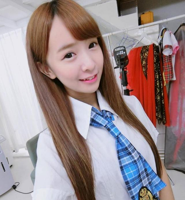 Với nhan sắc ngọt ngào, đáng yêu hệt như cô em gái nhỏ nhắn, nhiều người nhận xét họ cảm thấy Kimi vô cùng gần gũi như thân thiết từ lâu.