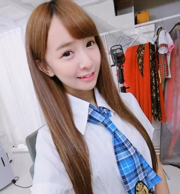 Với nhan sắc ngọt ngào, đáng yêu hệt như cô em gái nhỏ nhắn, nhiều người nhận xét họ cảm thấy Kimi vô cùng gần gũi như thân thiết từ lâu.