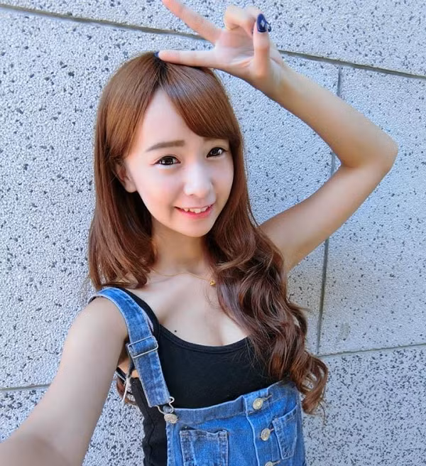 Vóc dáng bốc lửa cộng thêm khuôn mặt ngọt ngào, Kimi hoàn toàn phù hợp với tiêu chuẩn lựa chọn bạn gái của phần lớn cánh mày râu hiện nay.