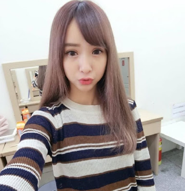 Nhờ thân hình nóng bỏng của mình, cô nàng còn là một người mẫu, nhận được nhiều lời mời chụp hình cho tạp chí.