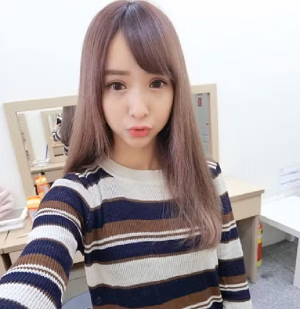 Nhờ thân hình nóng bỏng của mình, cô nàng còn là một người mẫu, nhận được nhiều lời mời chụp hình cho tạp chí.