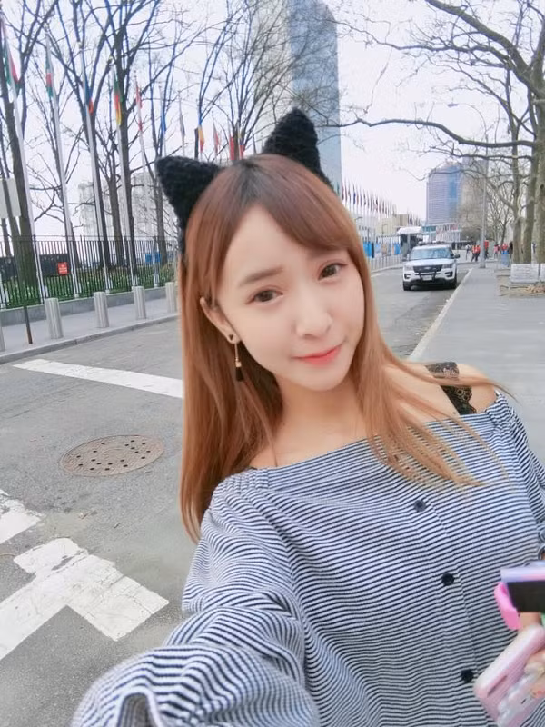 Nữ game thủ 9x còn thường xuyên đăng tải những hình ảnh xinh đẹp và gợi cảm lên trang cá nhân của mình.