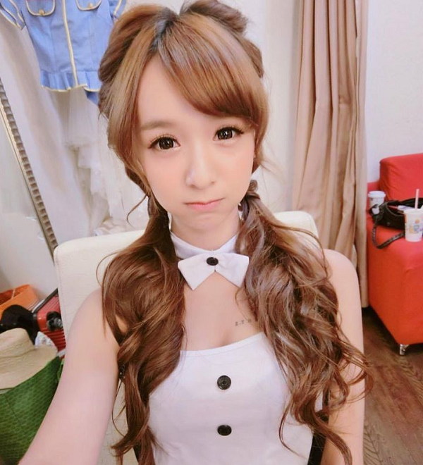 Kimi tiết lộ, bản thân đã ước mơ mình có thể tỏa sáng thành người nổi tiếng từ khi còn nhỏ. Hiện nay, cô nàng cũng thường livestream trên mạng để giao lưu với fan.