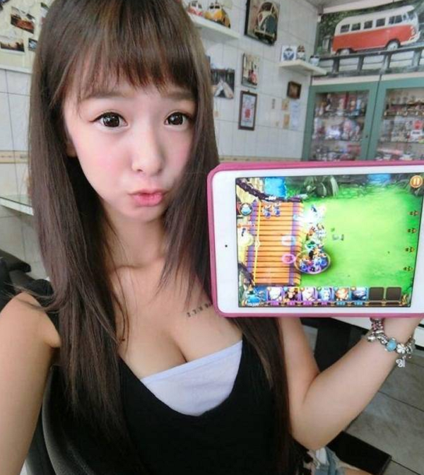 Độ nổi tiếng cũng đem đến cho nữ game thủ Kimi không ít phiền phức khi thường xuyên bị các fan cuồng làm phiền.