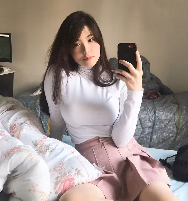 Trong đó là một số bức ảnh Mayumi thân mật bên bạn trai.Vụ việc đã khiến nữ game thủ mất rất nhiều fan vì xác nhận mình đã có người yêu.