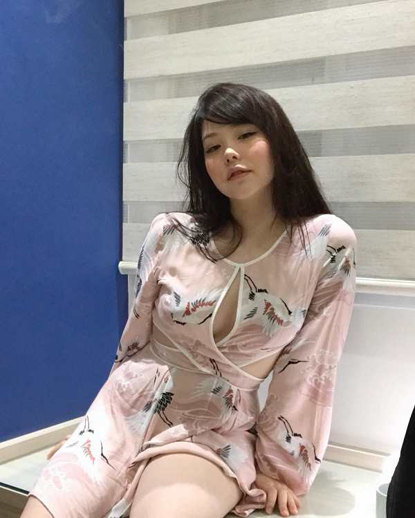 Trong sự nghiệp game thủ của Júlia "Mayumi" Nakamura, cô nàng cũng từng vướng một vài ồn ào không đáng có. Điển hình là những hình ảnh riêng tư của nữ game thủ bị phát tán trên Weibo.