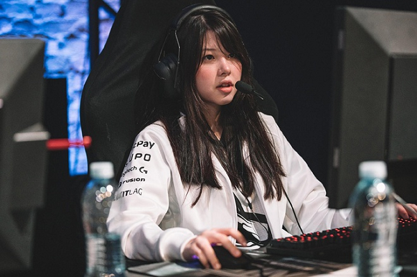 Sau đó, cựu nữ tuyển thủ của INTZ eSports đã bất ngờ thông báo trên Twitter cá nhân rằng cô sẽ trở thành streamer của Douyu (nền tảng livestream nổi tiếng của Trung Quốc) và bắt đầu hoạt động vào đầu tháng 7/2020.