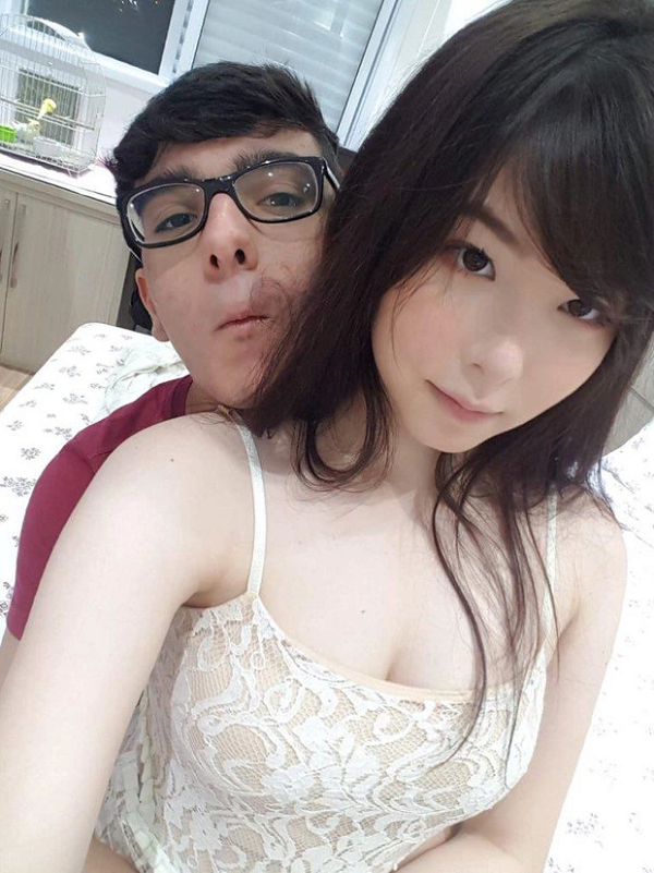 Sở hữu nét đẹp thùy mị nhưng thân hình bốc lửa, Mayumi dễ dàng hớp hồn người hâm mộ ngay cái nhìn đầu tiên. Hiện tại cô nàng có hàng trăm ngàn người theo dõi trên Twitter. Cô nàng cũng từng xuất hiện trên poster quảng bá cho mùa giải mới của INTZ eSports.