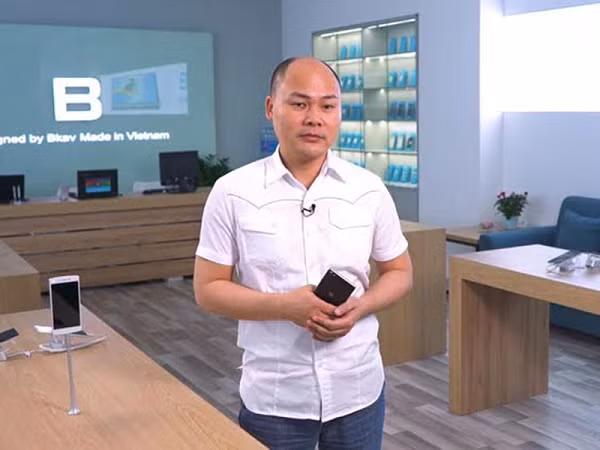 Không rõ là đùa hay thật, CEO của Bkav còn chia sẻ: "Tim Cook có sang Việt Nam, với điều kiện của Việt Nam hiện nay thì chưa chắc đã sản xuất được smartphone."
