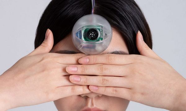 Đây là robot hình mắt được cố định trên trán người dùng và phát hiện các vật cản trước mặt khi họ dùng smartphone trên đường.