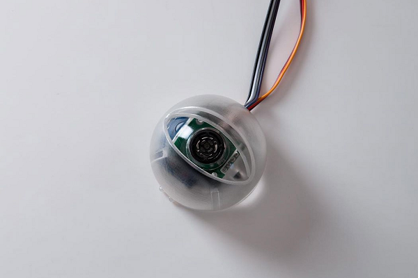 Thiết bị được tích hợp một loa và một gia tốc kế, vốn là một cảm biến thường thấy trên smartphone dùng để phát hiện phương hướng của điện thoại và tự động xoay màn hình khi cần thiết.