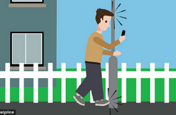 Một nghiên cứu khoa học đã xác nhận: những người dùng điện thoại sẽ đi chậm hơn và thậm chí còn đi xiên xẹo. Do còn chú ý tới màn hình điện thoại để không gõ sai nội dung hoặc đọc chính xác tin nhắn nên khả năng quan sát của con người sẽ bị thu hẹp lại, hạn chế khả năng phát hiện ra vật cản và không tránh kịp thời.