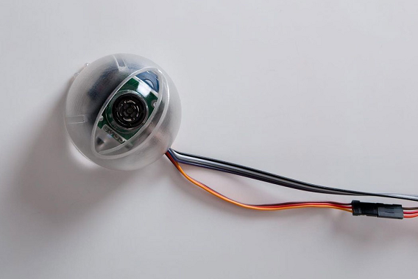 Thiết bị được tích hợp một loa và một gia tốc kế, vốn là một cảm biến thường thấy trên smartphone dùng để phát hiện phương hướng của điện thoại và tự động xoay màn hình khi cần thiết.