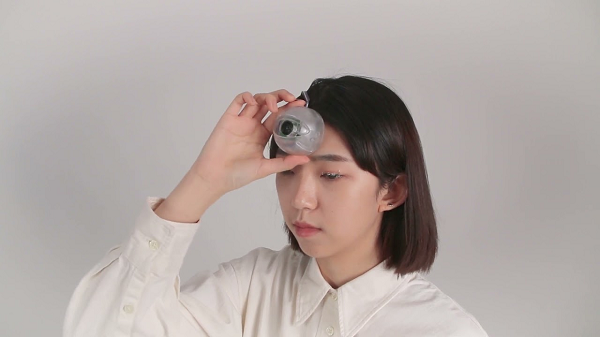 Khi phát hiện ra vật cản phía trước, con mắt sẽ phát ra âm thanh vo vo để báo hiệu cho người dùng. 