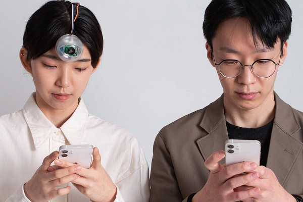 Gia tốc kế trên Third Eye đảm nhiệm chức năng phát hiện khi nào đầu người dùng cúi xuống để mở mí mắt nhựa, làm lộ ra một cảm biến sonar (định vị bằng sóng âm).