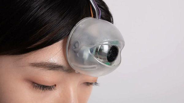 Thiết bị hài hước này cho phép người dùng điều hướng trong khi đang nhắn tin hay lướt Instagram mà không phải lo lắng bị cản trở bởi những vật cản trong thế giới thực.