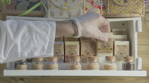 Chất dịch này của ốc sên được dùng để lại bỏ các nếp nhăn và vết sẹo trứng cá, được nhiều chị em yêu thích vì thực sự có hiệu quả. Một con ốc sên sẽ tạo ra khoảng 2 gram chất nhờn, trong khi đó để tạo ra 15 thanh xà phòng 100 gram Damien Desrocher cần khoảng 80 gram chất nhầy ốc sên.