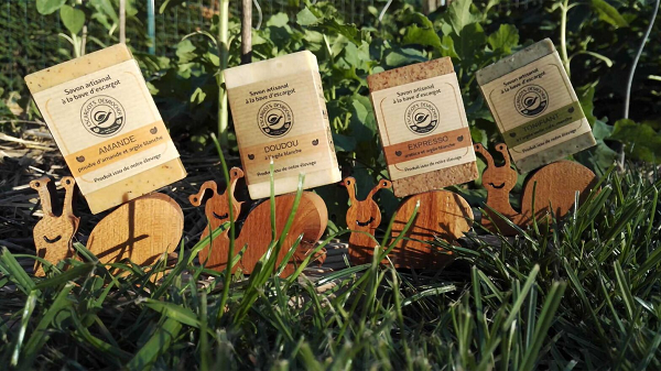 Dù mới lạ ở phương Tây nhưng chất nhầy ốc sên là một thành phần làm đẹp quen thuộc tại Hàn Quốc bởi chất chống lão hóa và phục hồi da - bao gồm các phân tử collagen và elastin - có trong nó. Bản thân ốc sên cũng sử dụng chất nhờn nó tiết ra để sửa chữa vỏ mỗi khi bị hư hại.