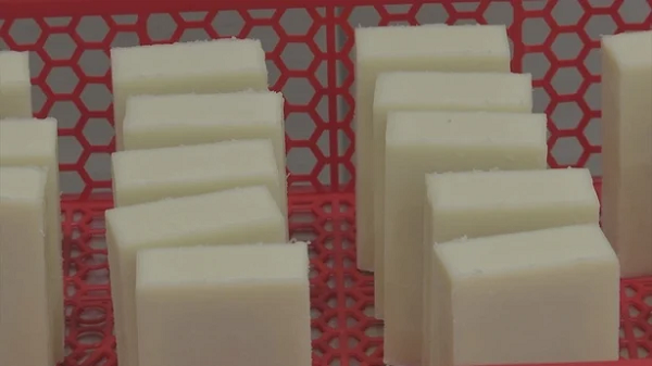 Trên chân của ốc sên có một loại tuyến có thể tiết ra thể dịch rất dính để giúp chúng di chuyển. Do đó, mỗi nơi chúng bò qua đều để lại vết dịch dính. Sau khi vết dịch dính này khô đã hình thành một vệt nước sáng lấp lánh.