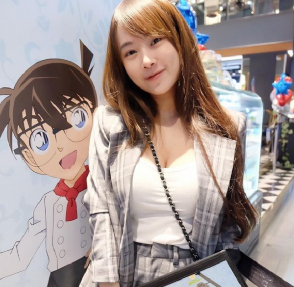 Tuy nhiên, Munkaw dường như không quan tâm đến chuyện đó vẫn thường xuyên, đều đặn đăng tải những bức ảnh hở hang đến bỏng mắt của mình.