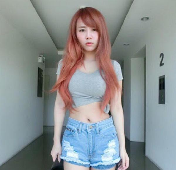 Bên cạnh những lời khen ngợi về vòng 1 nóng bỏng, không ít người đã tỏ ra khó chịu và cho rằng Munkaw giống như "gái bán hoa".