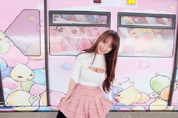 Munkaw thường xuyên chia sẻ những hình ảnh vô cùng nóng bỏng của mình trên trang cá nhân để giao lưu với fan hâm mộ.