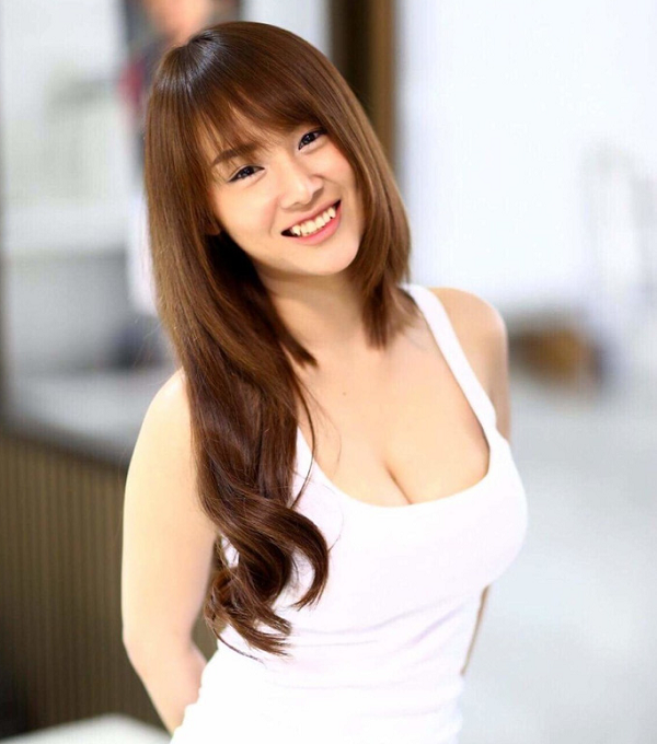 Game thủ Nhật Bản đã đặt cho cô biệt danh "mỹ nữ DotA siêu vòng 1" hay "ngọc nữ Thái Lan siêu vòng 1".