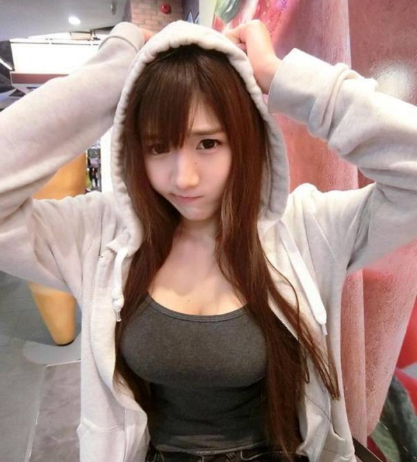 Munkaw thừa nhận rằng bản thân mình rất thích chơi game, đặc biệt là DotA 2. Trước khi bắt đầu làm người mẫu thì Munkaw còn thường xuyên stream DotA 2 trên TwitchTV.