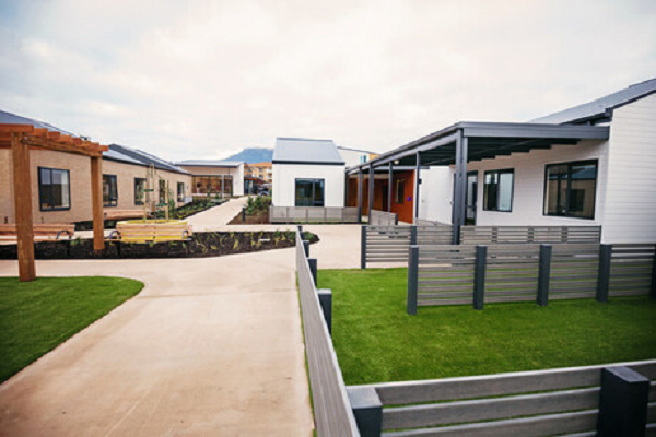 Các nhân viên điều dưỡng không kiểm tra thường xuyên mà thay vào đó họ theo dõi tình trạng của những người già thông qua tương tác hàng ngày như người nhà hay hàng xóm.