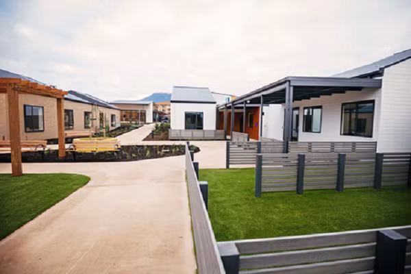 Các nhân viên điều dưỡng không kiểm tra thường xuyên mà thay vào đó họ theo dõi tình trạng của những người già thông qua tương tác hàng ngày như người nhà hay hàng xóm.