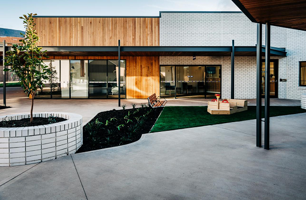 Hầu hết những người già đến đây đều đã mắc bệnh về trí nhớ. Khác với các trung tâm khác, nơi này được thiết kế theo dạng một thị trấn nhỏ, dựa trên phong cách của người cao tuổi.