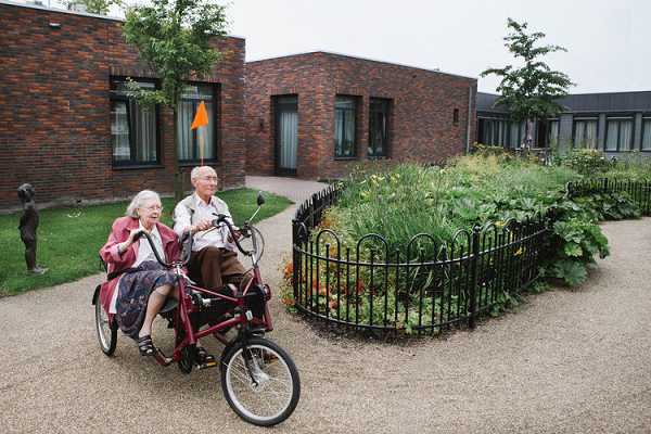 Có 15 ngôi nhà và 90 người cao tuổi sống tại đây. Khi rảnh rỗi, những người già sẽ đi dạo xung quanh, trò chuyện với hàng xóm, chơi cờ vua đến hết ngày.