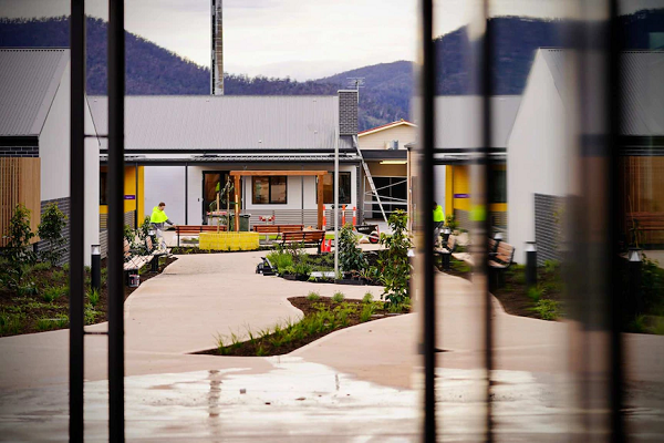 Lợi ích tâm lý của việc có một cuộc sống hạnh phúc và mãn nguyện về sức khỏe thể chất là vô cùng to lớn. Những người dân tại Hogewey uống ít thuốc hơn, ăn ngon, sống lâu hơn và có vẻ vui tươi hơn những người ở các cơ sở chăm sóc người già tiêu chuẩn.