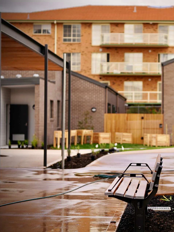 Thực tế đã chứng minh rằng việc để bệnh nhân Alzheimer sống trong một môi trường quen thuộc và có cuộc sống như những người bình thường có thể khiến họ cảm thấy vui vẻ, lạc quan. Mời các bạn xem video: Khung cảnh thiên nhiên tuyệt đẹp tại các quốc gia ít dân nhất thế giới 