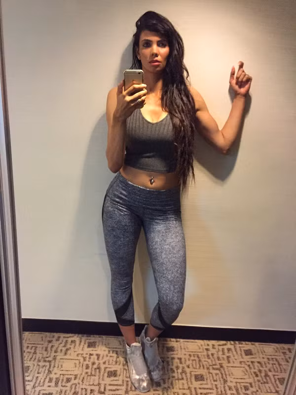 Không chỉ gây ấn tượng bởi tài chơi golf nổi trội, Sharmila còn khiến các fan hâm mộ đứng ngồi không yên vì thân hình săn chắc, gợi cảm và khỏe khoắn của mình.