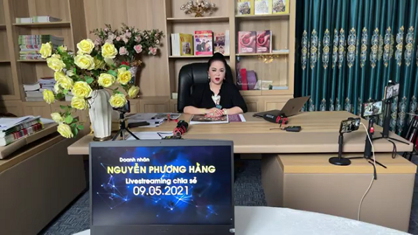 Đội ngũ kỹ thuật sẽ gồm 3 người phụ trách điều chỉnh ánh sáng, xử lý âm thanh và chạy slide trình chiếu trên máy tính mỗi khi cần. Sau đó là một dàn máy quay và cùng rất nhiều điện thoại di động để bắt được những góc đẹp nhất của nữ đại gia.