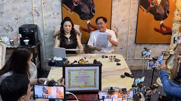 Trước tiên là đội ngũ có hơn chục người hỗ trợ bà Hằng bao gồm 3 trợ lý, 1 thư ký, 1 MC và một nhóm kỹ thuật. Các trợ lý có vai trò hỗ trợ tìm kiếm thông tin và thông báo về các buổi livestream của bà Phương Hằng.